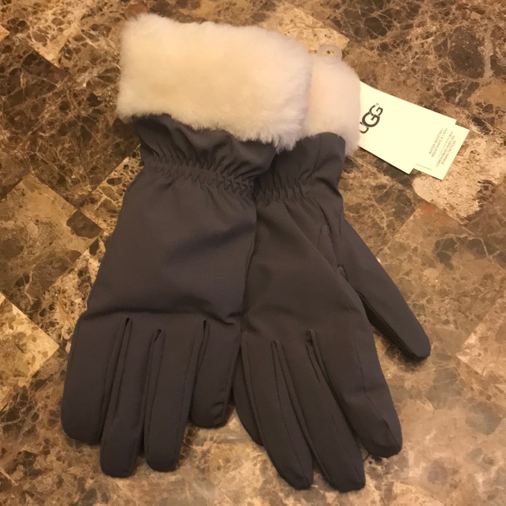 NWT Ugg Smart Glove size s/m